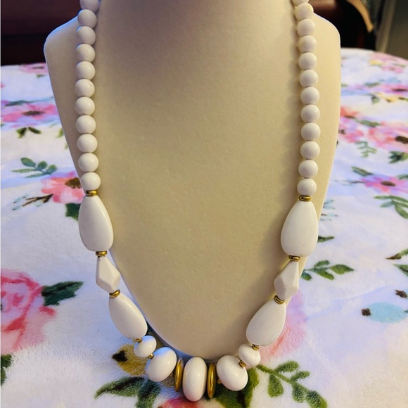 Jewelry - White gold beaded necklace